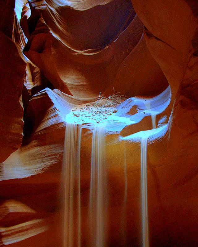 Sand trickles, Antelope canyon, Utah.jpg