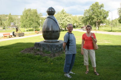 Lars och Birgitta vid staty av gruvarbetare i Malmberget