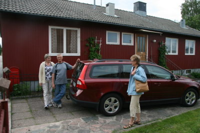 Elma, Lars och Birgitta utanfr deras hus i Malmberget