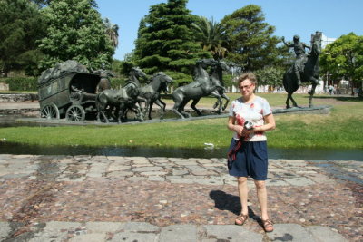 I en park ses statyer frn ervringen av Uruguay