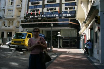 Vi gr en svng p morgonen runt hotellet i Montevideo innan vi kr mot Colonia