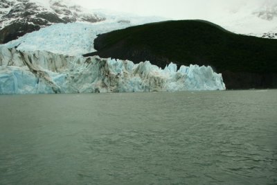 Stora isblock lossnade med ett brak