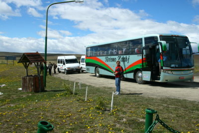 Flera bussar vntar p att fortstta till Chilenska grnsen