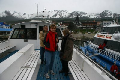 Birgitta och Helen med snkldda fjll i bakgrunden