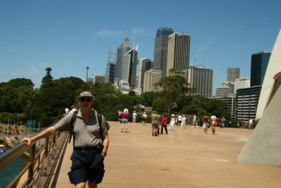 Hr r vi utanfr operahuset med utsikt in mot Sydney