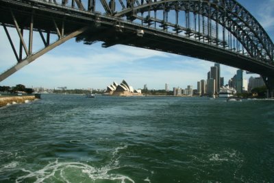 D ker man under Sydney Harbour Bridge