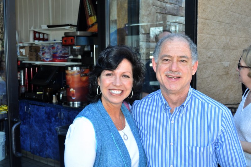 CSC_0022 Vickie Pharr n Mike.JPG