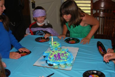 DSC_1541 Bridgette blow out hte candles.JPG