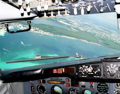 Turning left at 2,100 ft. following Cancún shoreline