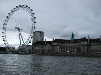 London Eye--hotels, restaurants, and an aquarium on the right