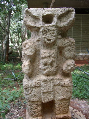 Statue at Dzilbilchatchaltun