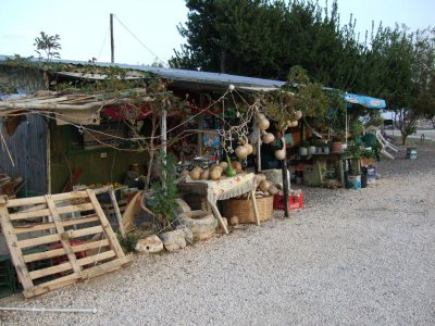 Here is the caretakers quarters.  You can buy plants, gourds, or a glass of tea.