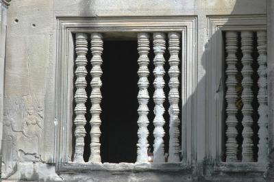 stone windows commonly featured lathe-turned balusters, flanked by Apsaras
