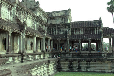 entrance gopura, with galleries extending to the left and right