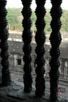 glimpse of the 2nd level galleries from upper level