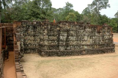 a trench-like path 2m behind the outer walls, with carved inner surface