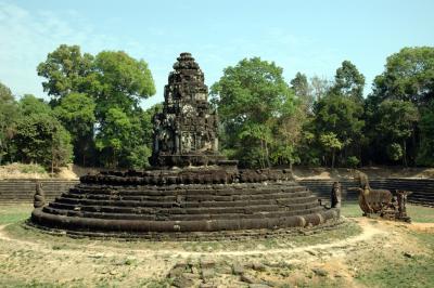 the central pond is a replica of Lake Anavatapta in the Himalayas, situated at the top of the universe