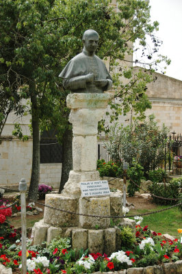 statue of Pope Paul VI