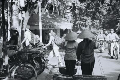 F1040033_bakpakerandhats.jpg