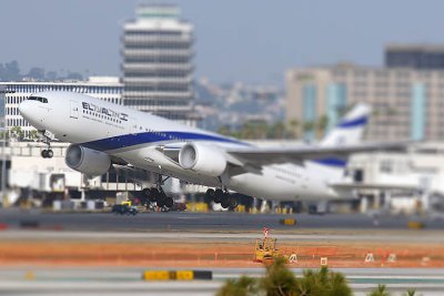 777 Taking off at LAX