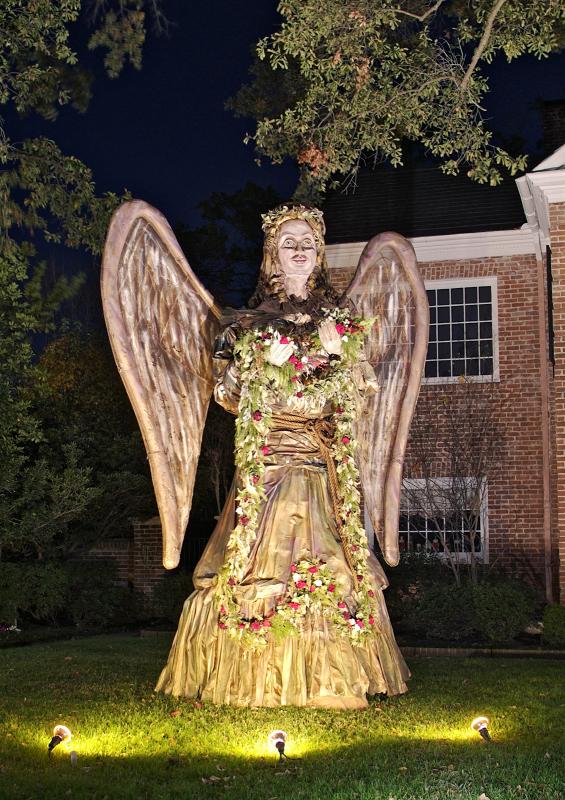 Xmas Angel on Chevy Chase River Oaks 01