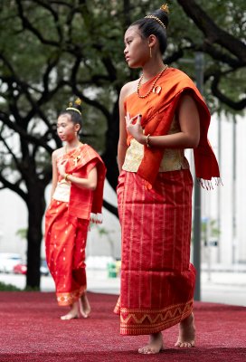 Lao American dancers 01