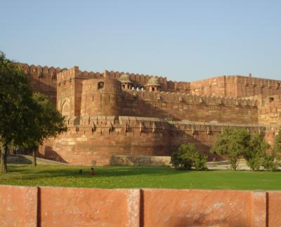 Approaching Agra Fort.jpg