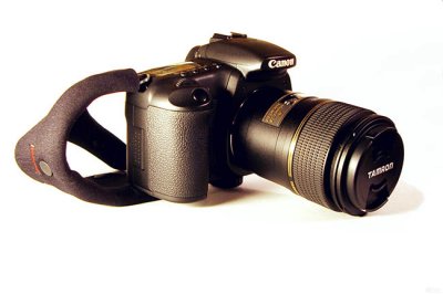 Tamron90mm_gripstrap