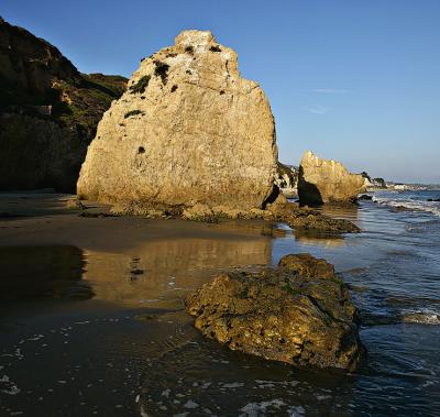 g3/91/43791/3/32988464.Matador_Beach_sunset_rock.jpg