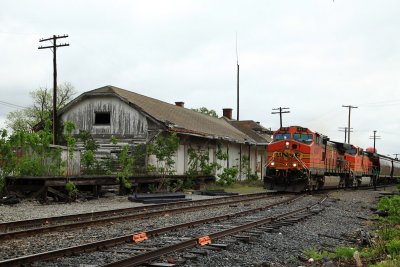 Passing the dilapidated station at Mt Vernon IL