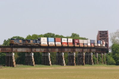NB intermodal rolls across the Ohio