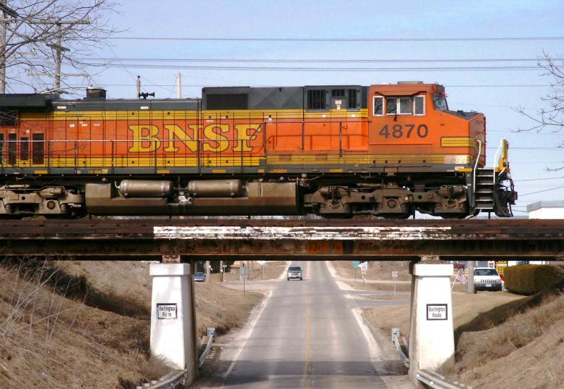 BNSF 4870 on the Burlington Route in Milledgeville, Illinois.jpg