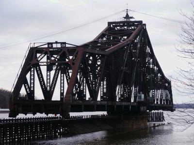 UP bridge over Mississippi at Clinton, Iowa swing span.jpg