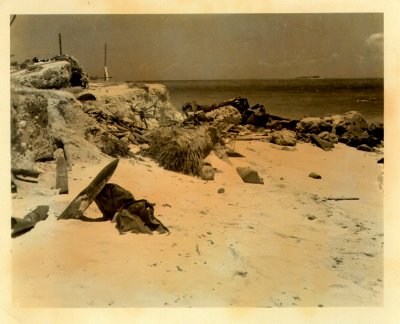 Kwaj-1944-shells-on-beach