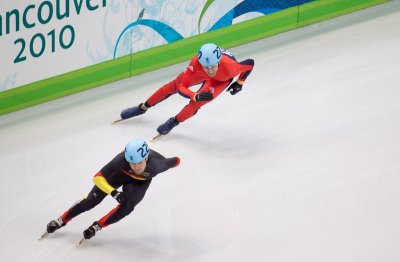 Jon Eley chases Tyson Heung in the Men's 5000 m Relay Final B