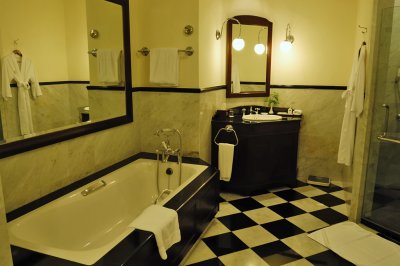 Eastern & Oriental Hotel (Bathroom)