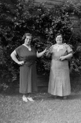 Aunt Sarah & Bessie Thomas-.jpg