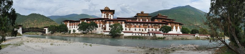 Panoramic view of Punakha Dzong from the river bank