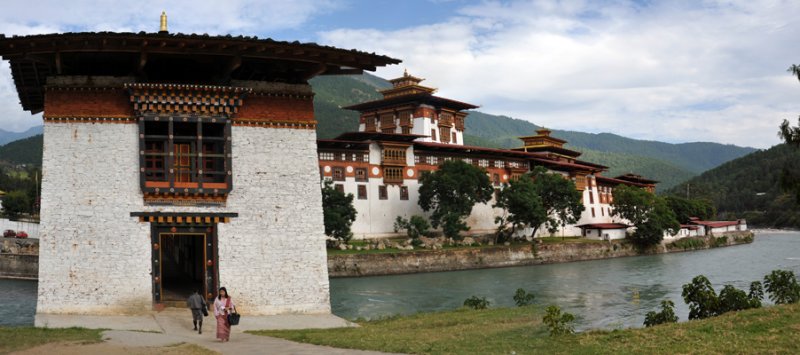 The first bridge across the Mo Chu was built in the 17th C.