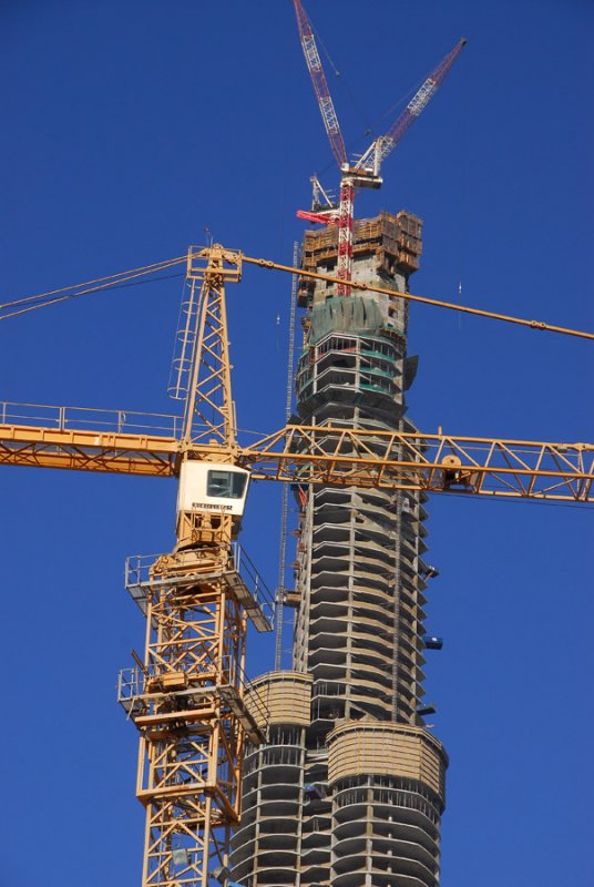 Burj Dubai and crane, Oct 07