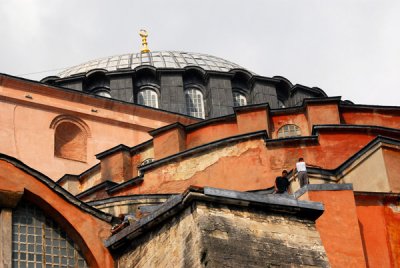 The dome of the Hagia Sophia was rebuilt in 562 AD following numerous earthquakes that resulted in its collapse in 558 AD