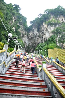 272 steps lead to the main cave