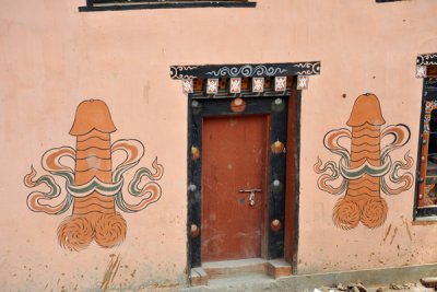 A pair of phalluses on either side of the front door