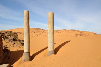 Twin columns, Old Dongola
