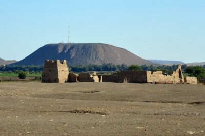 Ruins of what looks like a mudbrick fort