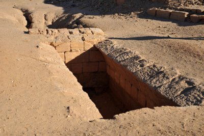 Entrance to a tomb lined with stone, El Kurru