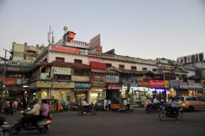 Back along the main road leading from the river to the Charminar