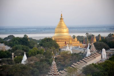 Drifting on the gentle wind to the south, away from Shwezigon