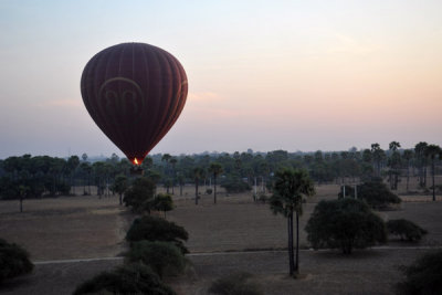 Low flight in a balloon, Bagan