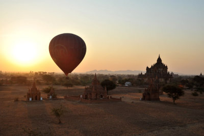 Balloon with Thabeik Hmauk Temple, Bagan